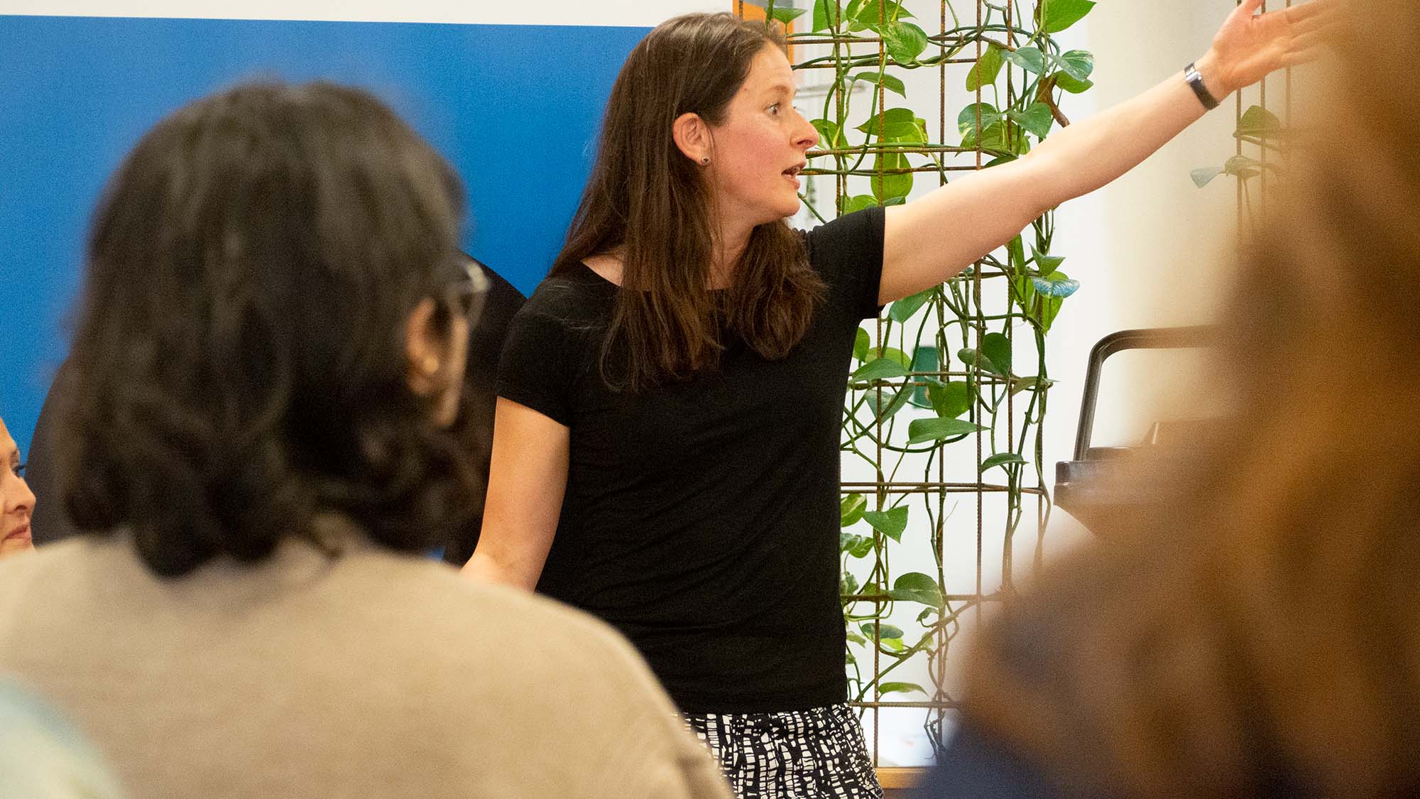 Ilona Eichhorn aan het presenteren wijzend met linker arm
